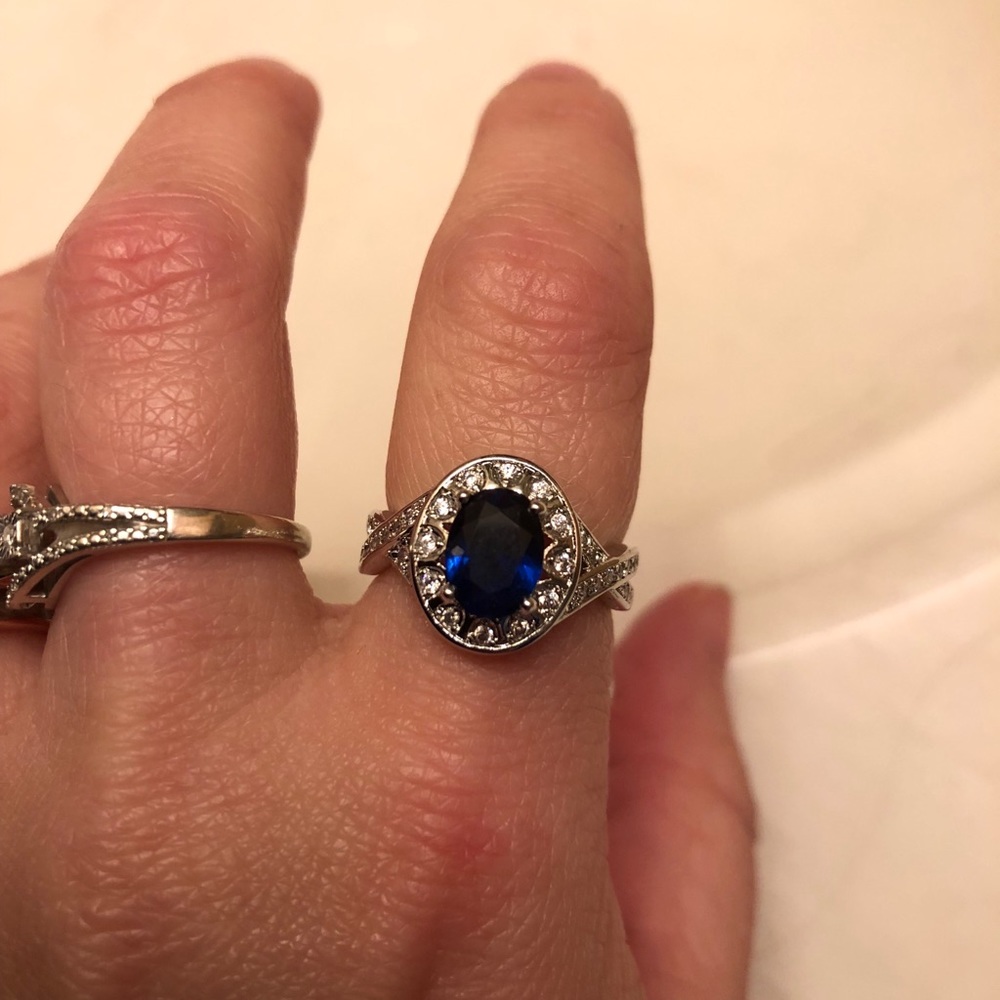 Beautiful dark blue oval ring